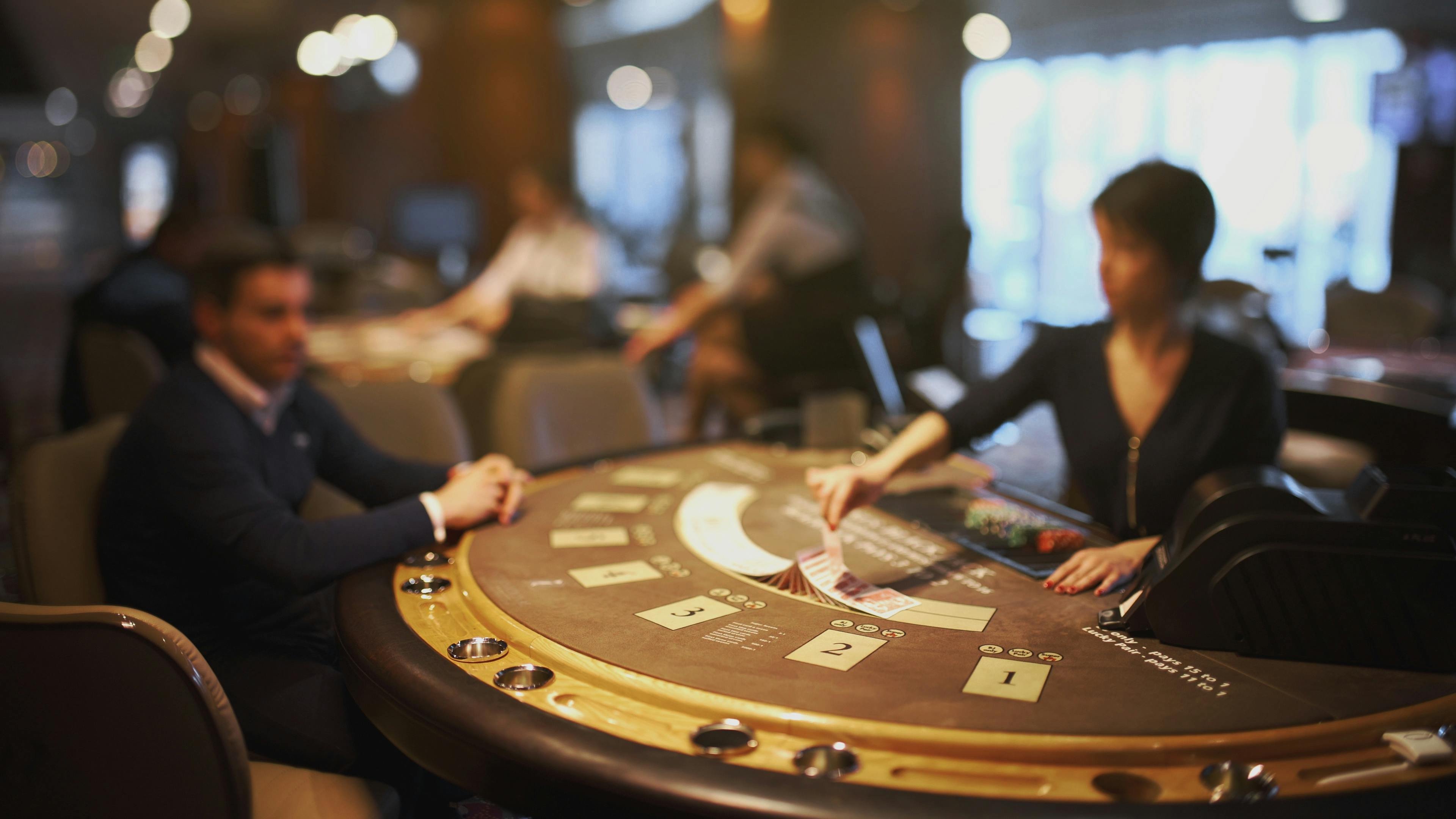 Tampilan platform bertarung mobile dan desktop fantasy4d dengan sportsbook dan live casino